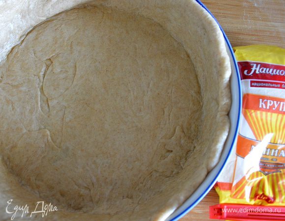 Тесто разделить на 2 части — 1 побольше и поменьше. Раскатать обе части в круг. Большой круг выложить в форму диаметром 27 см, смазанную сливочным маслом.
