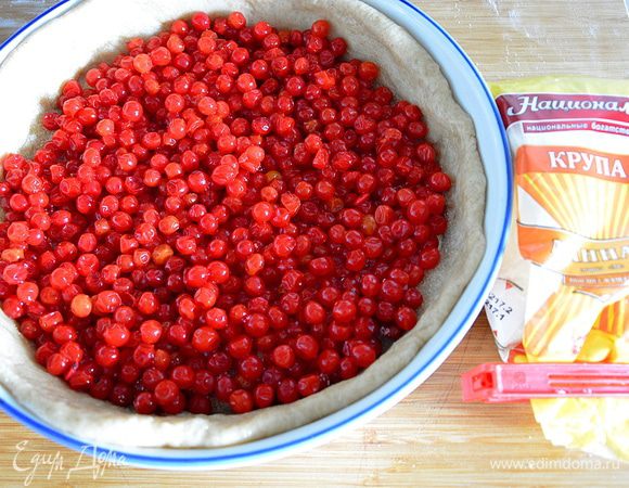 Выложить калину ровным слоем. У меня заранее размороженная калина вместе с соком.