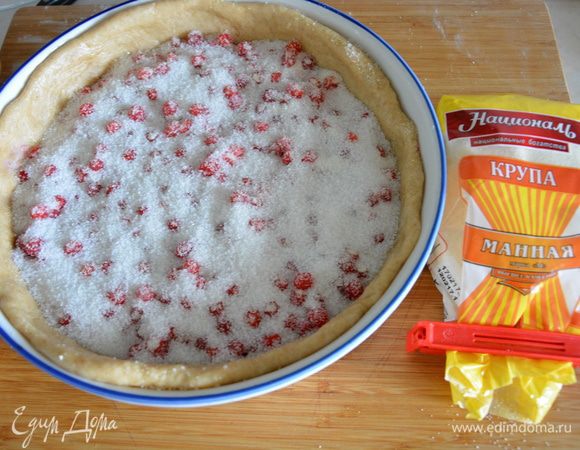 Сверху посыпать 3-4 ст. л. манной крупы. Затем высыпать ровным слоем сахарный песок. Количество сахара можно регулировать на свое усмотрение.