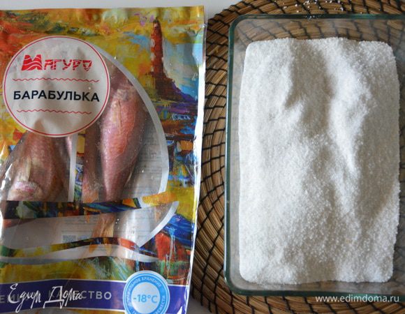 Рыбу обильно посыпать солью, чтобы не было просветов (голову можно оставить без соли). Выпекать в хорошо разогретой духовке при 200°С. Я не стала переворачивать рыбу и выпекала 40 минут.