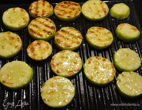 Кабачки помыть, нарезать кружочками. Жарить на сковороде гриль с двух сторон до мягкости. Посолить.