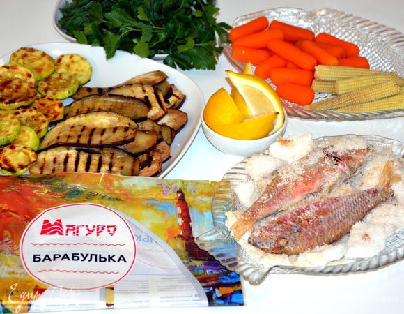 На гарнир к барабульке подать кабачки и баклажаны-гриль, морковь и кукурузу-мини на пару, зелень и дольки лимона. Приятного ужина! 