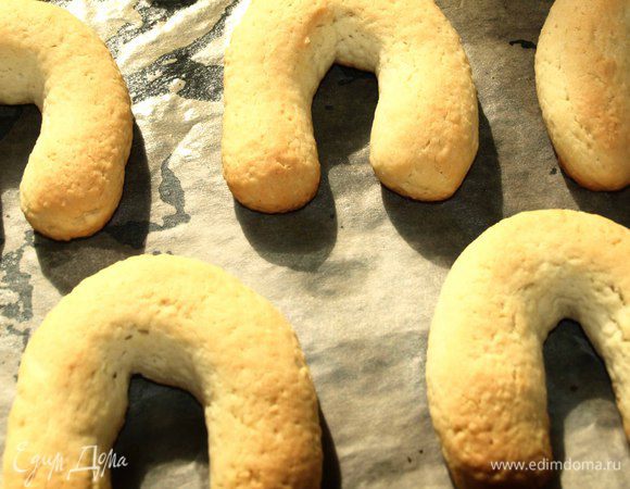 В заранее разогретую до 180°С духовку ставим противень с печеньем. Выпекать 10 минут, пока печенье не подрумянится. Следить, чтобы не подгорело.