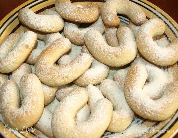 Достать печенье из духовки и посыпать еще горячим сахарной пудрой.