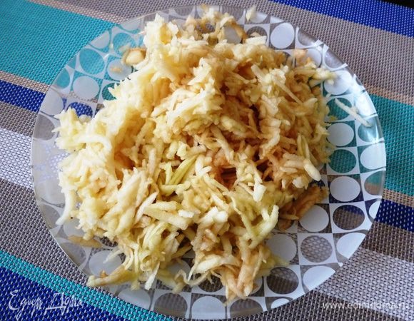 Яблоки (3-4 шт.) почистим от шкурки и семенной коробочки и натрем на крупной терке. Затем добавим в них клюкву и аккуратно перемешаем. Клюква у меня замороженная, размораживать ее не надо!