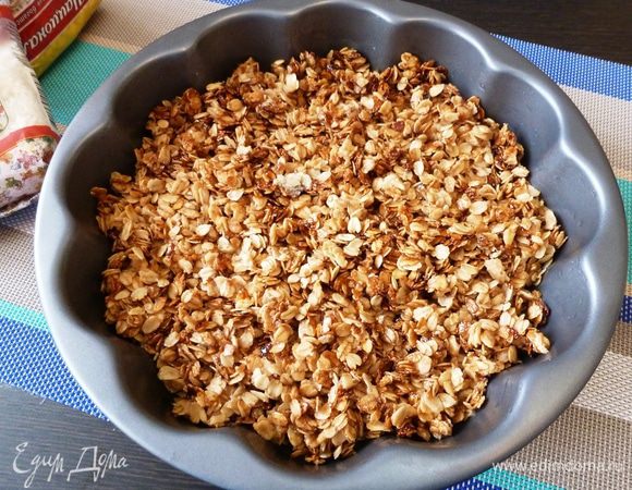 Форму смазать маслом и распределить карамелизированные овсяные хлопья.