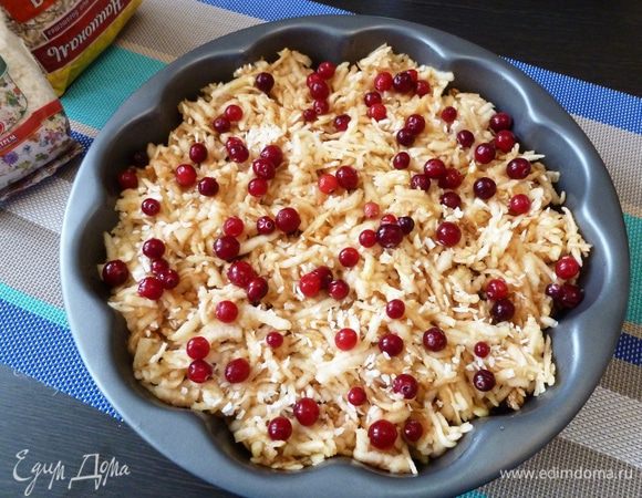 Сверху овсяных хлопьев выкладываем начинку из яблок и клюквы. Сверху посыплем кокосовой стружкой от ТМ «Националь». Это придаст дополнительный аромат и вкус! 