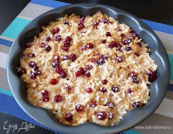 Заливаем все сливками, посыпаем коричневым сахаром.