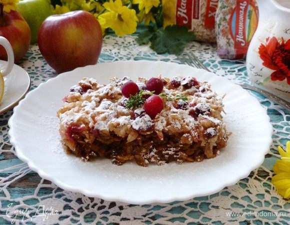 Запеканка получается очень ароматной, сочной и нежной! Хороша она и теплой, и холодной. К ней можно подать сметану или йогурт. Холодная запеканка лучше режется на кусочки.