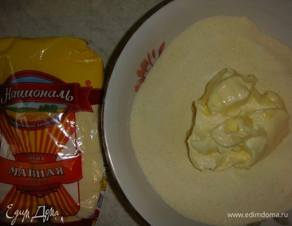 Добавляем мягкое сливочное масло и перетераем все ложкой.