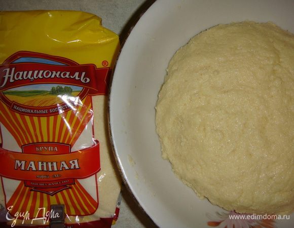 Замешиваем тесто, не липнущее к рукам. Если тесто получилось жидковатым, добавьте немного манки. Оставляем тесто на 10 минут, чтобы манка разбухла.