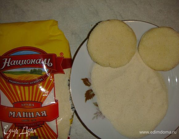 Каждый шарик немного расплющить и обмакнуть в манку с двух сторон.
