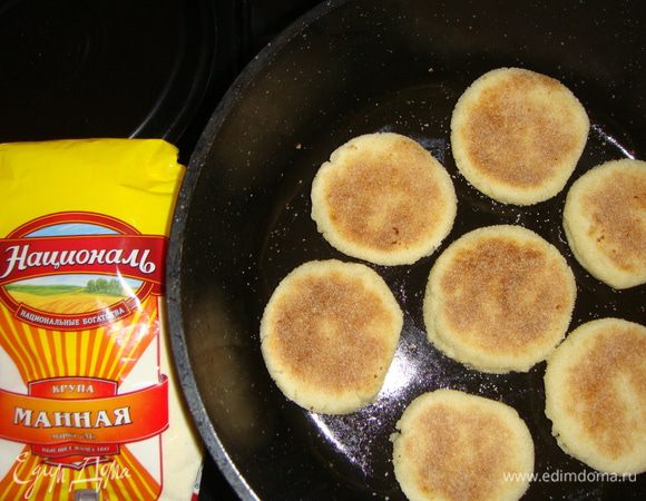 Жарим «Харшу» с двух сторон где-то по 5 минут. Важно! Лепешки получаются очень нежными, поэтому переворачивать их нужно очень аккуратно и только после образования золотистой корочки, иначе они развалятся.