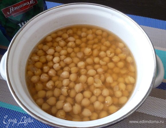 Нут заранее замочим в воде, хотя бы часа на 4, а лучше на ночь. Сварим до готовности, на это уйдет часа 2-3.