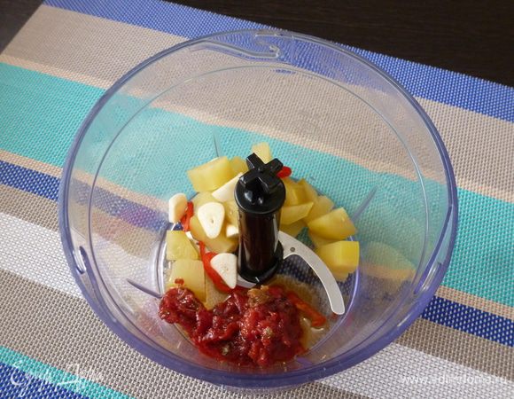 С огурца счистим шкурку, с вяленых томатов тоже лучше снять кожицу. В блендере измельчить огурец, вяленые томаты, чеснок и чили.