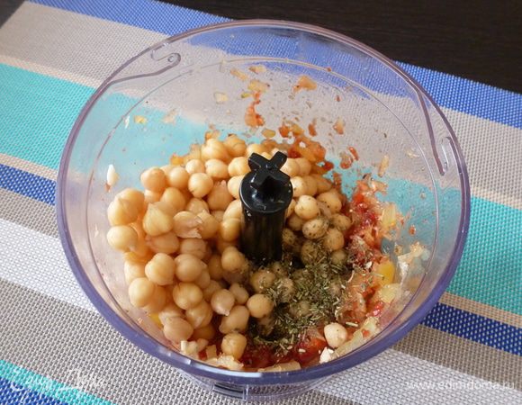 К измельченным овощам всыплем вареный нут, прованские травы, соль. Измельчим еще раз.