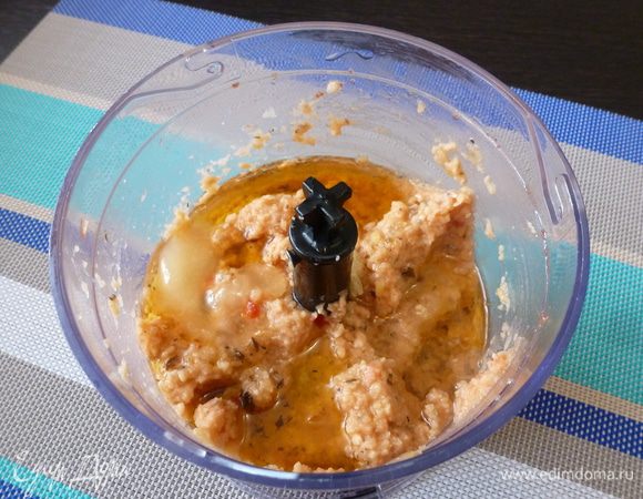 Вольем оливковое масло, можно добавить масло от вяленых помидоров, мед, виноградный уксус.