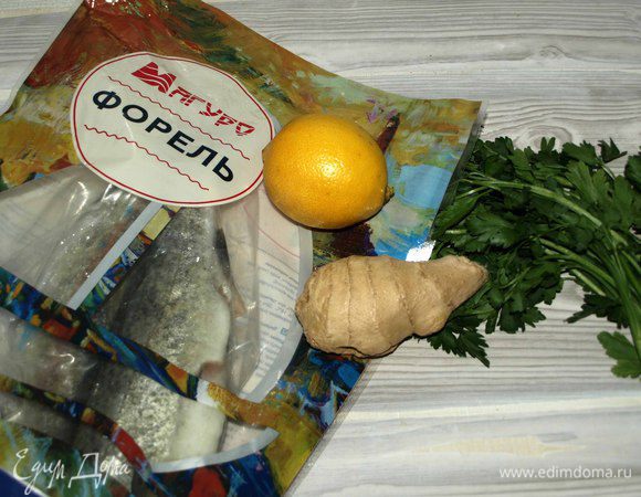 Берем две небольшие форели ТМ «Магуро» по 150 г. Рыбу очищаем от чешуи. Аккуратно вычищаем внутренности, удаляем жабры. Хорошая новость — с форелью ТМ «Магуро» остается только очистить от чешуи, все остальное сделал производитель. Голову, хвост оставляем. Рыбу вымыть, обсушить бумажными полотенцами.