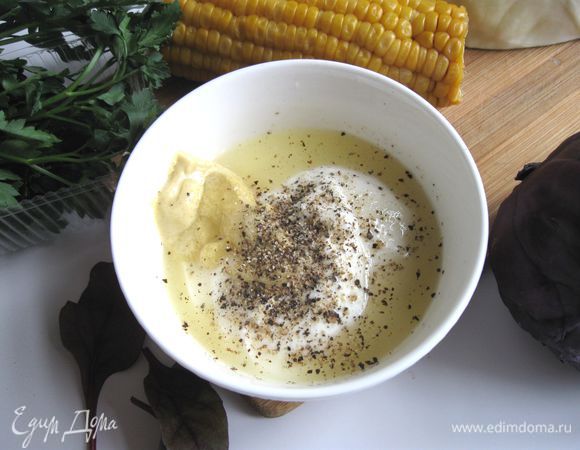 Приготовить заправку. Смешать натураньный йогурт, лимонный сок, горчицу, добавить соль, сахар, перец, перемешать (некоторые повара добавляют в соус сухую горчицу). Убрать в холодильник, затянув миску пленкой, до использования.