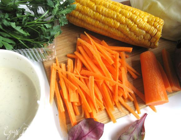 Морковь почистить, нарезать жульен (тонкой соломкой).