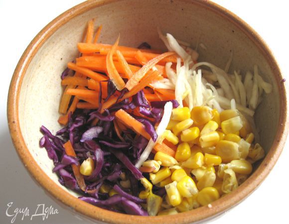 Капусту (белокочанную и краснокочанную) тонко порезать, слегка посолить, пожать немного в руках, чтобы она стала мягче. Добавить к капусте морковь, затем кукурузу. Кукуруза в початке у меня была уже почти готовая к употреблению: отваренная и герметично упакованная. Мне потребовалось только несколько минут подержать ее в упаковке в кипящей воде, а потом охладить и вынуть зерна. Можно воспользоваться консервированной кукурузой.