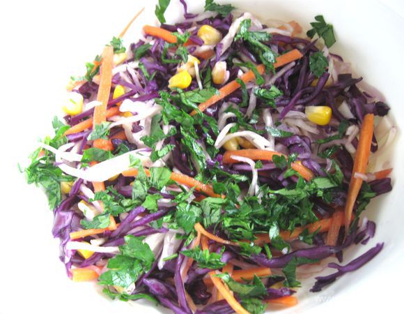 Петрушку измельчить, добавить к салату. 