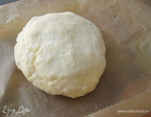 Для теста смешать все в миске и замесить нежное тесто. Я сначала до крошек смешала миксером, а потом добавила оставшуюся муку и руками домесила. Убрать тесто в пленку и в холодильник на 30 минут. 