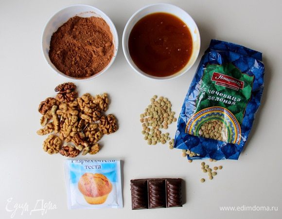 Подготавливаем ингредиенты. Орехи промываем и заливаем горячей водой приблизительно на полчаса (пока будем варить чечевицу).