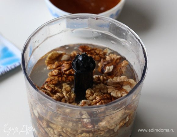 Промываем орехи. Заливаем 300 мл воды прямо в блендер и измельчаем в течение 2 минут. Таким образом получается ореховое «молоко», которое мы затем будем использовать для глазури. Если вы не выдерживаете пост, этот шаг можно упростить, просто измельчив орехи в блендере.