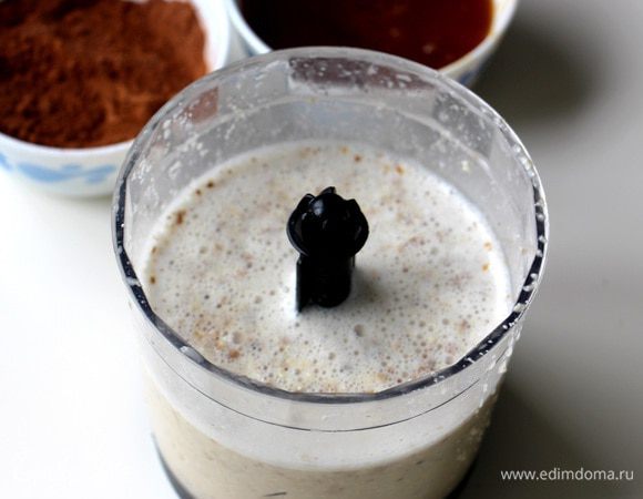 Вот так выглядят «молоко» и орехи. Измельчаем до состояния белой пены.