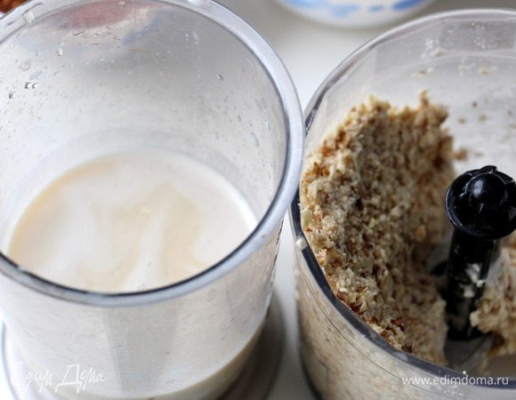 Процеживаем «молоко» через марлю, получаем ореховую массу и отдельно жидкость.