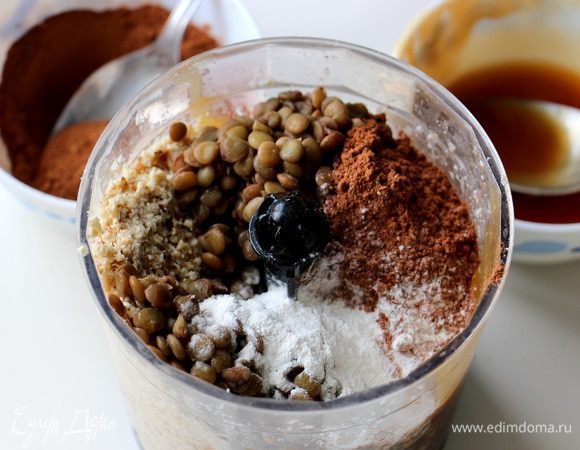 В ореховую массу добавляем разрыхлитель, 3 ст. л. меда из общей массы, 2 ст. л. какао из общей массы, отваренную чечевицу.