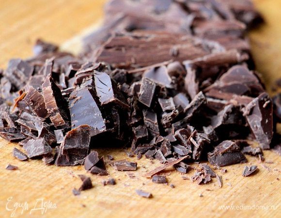 Измельчаем шоколад.