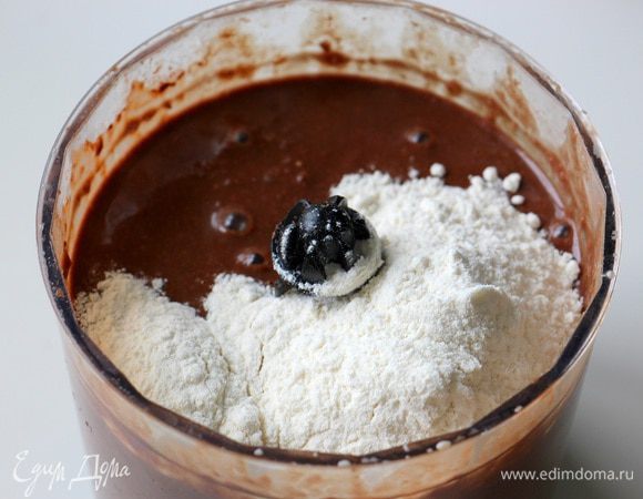 Добавляем шоколад, взбиваем. А затем добавляем 5 ст. л. муки. Муки может уйти как больше, так и меньше на 1–2 ложки, зависит от того, как хорошо вы выжали орехи и сколько жидкости было в чечевице. Все хорошо измельчаем и перемешиваем в блендере.