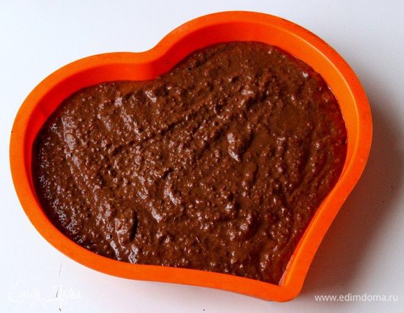 Выкладываем в силиконовую форму (форму я смазываю растительным маслом, но можно и без него). Отправляем в духовку, разогретую до 180°С на 40–50 минут. Нужно следить, моя духовка всегда дольше печет, поэтому у вас может уйти и 30–40 минут. Проверяйте зубочисткой. Она должна быть сухой.