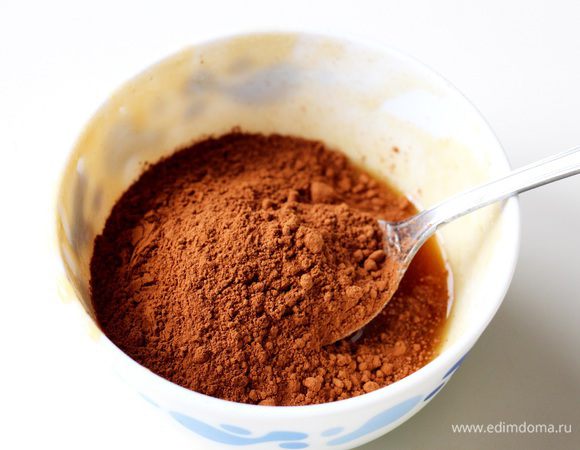 Готовим глазурь. Оставшийся мед смешиваем с оставшимся какао.