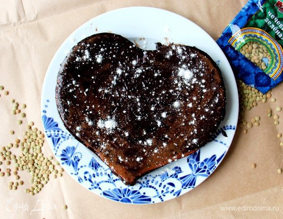 Когда пирог остынет, достаем его и выкладываем на тарелку.