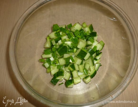 Огурец нарезать кубиками, зеленый лук и кинзу нарезать, фисташки порубить ножом. 