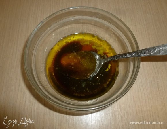 Для заправки соединить: масло, раздавленный зубчик чеснока, сок лайма, мед, наршараб. Приправить по вкусу солью и перцем. 