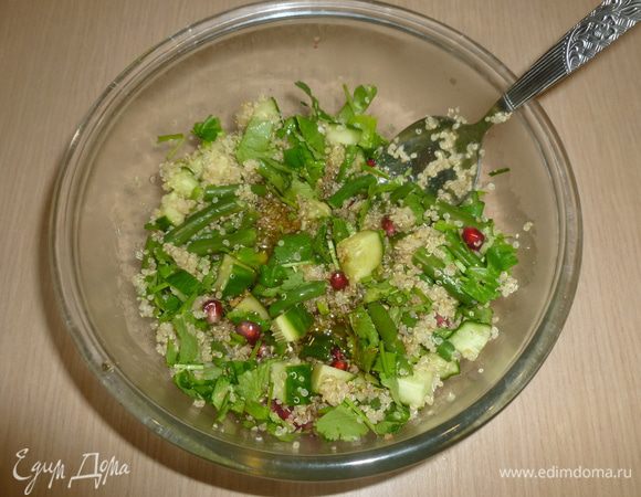 Соединить все ингредиенты в салатнике, заправить. Посыпать рублеными орехами. Приятного аппетита! 