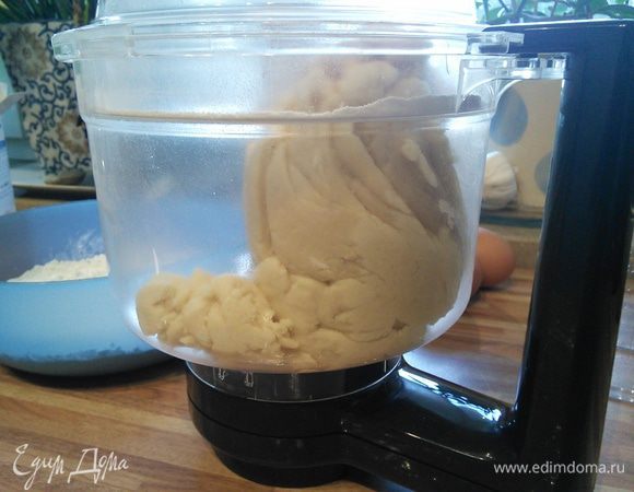 Для песочного теста смешать в блендере все ингредиенты, взбить в крошку. Чтобы тесто замесилось, добавить ледяную воду (мне понадобилось 2 ст. л., но добавлять нужно постепенно, может вам хватит 1ст. л.). Тесто обернуть в пленку и отправить в холодильник минимум на 0,5 часа. 