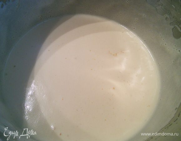 Для бисквита взбить яйца комнатной температуры, во время взбивания добавить постепенно сахар и ванильный сахар. Получается пышная светлая кремообразная масса. Отдельно соединить муку, крахмал, щепотку соли и разрыхлитель. Ввести в яичную смесь и лопаточкой круговыми движениями размешать. 