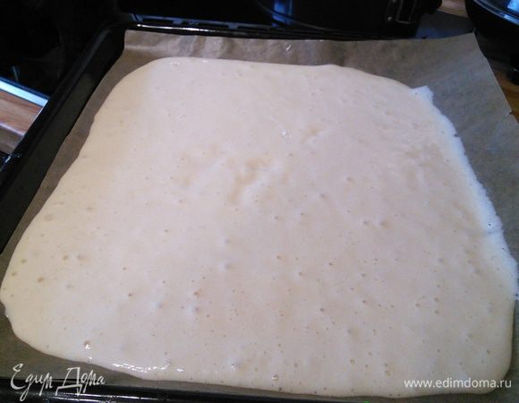 Бисквитное тесто вылить на противень, покрытый пекарской бумагой, разровнять и выпекать в заранее разогретой до 200°С духовке 10 мин., до золотистого цвета. Проверка на сухую палочку подскажет о готовности. 
