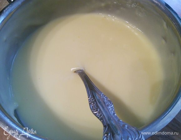 Для крема понадобится 1 пакет пудинга, рассчитанный на 0,5 л молока. Итак, в 100 мл молока от общего количества тщательно размешать пудинг, чтобы не было комочков. Остальное молоко разогреть и влить пудинг, помешивая, заварить, снять с огня. 