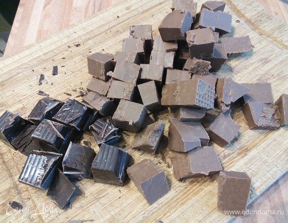 Порезать на мелкие кусочки шоколад и нугу. 