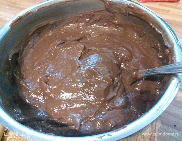 Вмешать в еще горячий пудинг до полного растворения. Если у вас образуются комочки, то можно протереть пудинг через сито. Кстати, так он быстрее остынет. 