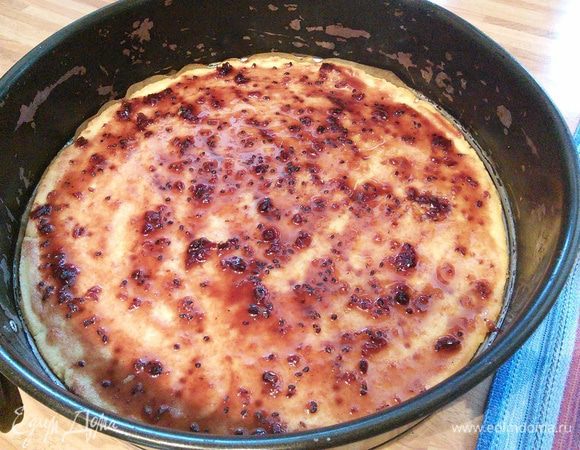 Пока пудинг остывает, смазать песочный корж и бисквит малиновым вареньем. 