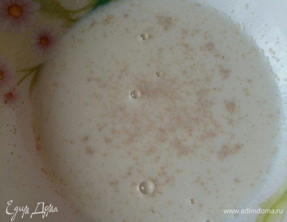 В теплом молоке развести сухие дрожжи, сахар и оставить ненадолго запениться.