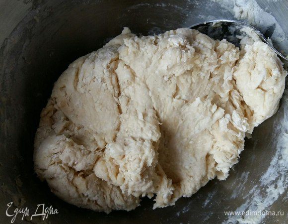 Отдельно смешать всю муку, соль, яйцо, растительное масло. Добавить разведенные дрожжи. Замесить тесто.