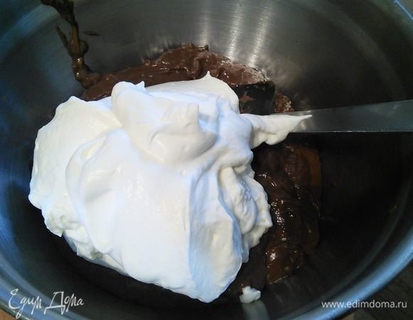 200 мл сливок взбить и вмешать в полностью остывший пудинг. 